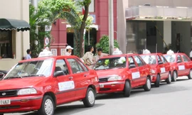 Sài Gòn: Phí trông xe siêu rẻ 5.000đ/ngày, ô tô tràn ra đường