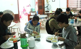 Những bữa cơm giá rẻ tiếp sức cho sinh viên nghèo