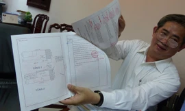 Ông Nguyễn Ngọc Tuấn giới thiệu sổ hồng của căn nhà PP1 bis đường Ba Vì- Q10 đã mang tên chủ sở hữu là Ngân hàng Phương Nam