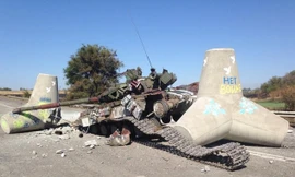 Xe tăng quân đội Ukraine bị phe ly khai miền Đông bắn cháy. Ảnh: Getty Images