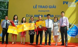 Ông Phạm Huy Tuyên - lãnh đạo Pvcombank cùng các KH may mắn trúng thưởng