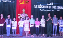 Lãnh đạo, chỉ huy Trung đoàn 335 trao thưởng cho các cháu đạt thành tích cao năm học 2013 -2014