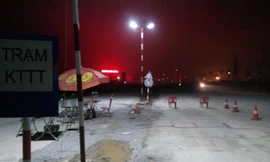 Cán bộ bỏ trạm cân tại đường 494 ( Hà Nam). Ảnh : Minh Đức