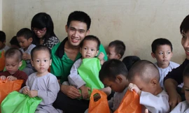 Trương Văn Vũ bên các em nhỏ mồ côi