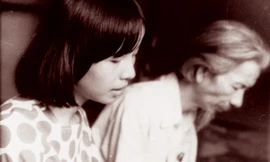 Nhạc sỹ Văn Cao và con gái Hương Hương cùng tập đàn. Ảnh: Lê Quang châu