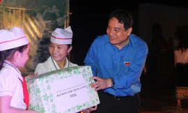Bí thư thứ nhất T.Ư Đoàn Nguyễn Đắc Vinh trao quà Trung thu cho các em thiếu nhi.