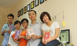 Hoàng Ngân (ngoài cùng bên phải) và nhóm làm sách. Ảnh: Thiên Thanh