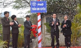 Đại diện chính quyền TP Hà Nội gắn biển phố Trần Kim Xuyến