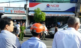 Người dân kéo đến ngân hàng Quốc dân tại Bạc Liêu để đòi nợ. Ảnh: VOV