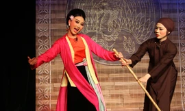 Trích đoạn “Thị Mầu lên chùa” trong chương trình “Nghệ thuật Chèo” phục vụ khách du lịch hàng tuần tại Hà Nội. Ảnh: N.M.Hà