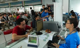 Hành khách mua vé tàu tại ga Sài Gòn. ảnh: LT