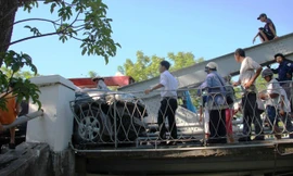 Xe con đâm bật lan can cầu Trường Tiền