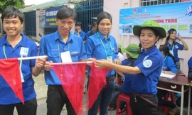 Thanh Thủy (ngoài cùng, bên phải) trong một chuyến tình nguyện về biên giới Tây Nguyên