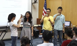 Võ Vân Ánh (thứ hai từ trái sang) cùng các bạn trẻ “hòa tấu” chén .Ảnh: N.M.Hà