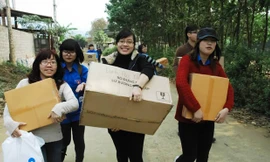 Háo hức mang quà đến cho người nghèo