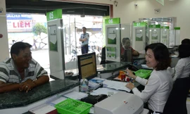 Khách hàng hỏi thủ tục vay vốn tại Vietcombank. Ảnh: Lê Hưng