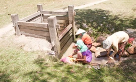 Giếng Chăm làng Thành Tín - Ninh Thuận hiện còn sử dụng, là loại giếng được người Chăm khai thác bán nước ngọt cho các tàu viễn dương