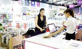 Khách hàng đang thanh toán tiền tại một gian hàng trong trung tâm thương mại Royal City. Ảnh: Như ý