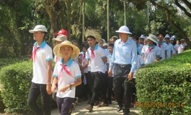 Du khách trong nước và quốc tề đổ về Khu di tích Kim Liên quê Bác. ảnh: Việt Hương