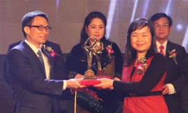 Phó Thủ tướng Vũ Đức Đam trao giải Chất lượng Vàng Quốc gia 2013 cho Bà Phạm Thị Trung Hà - Phó Tổng Giám đốc Ngân hàng TMCP Quân đội
