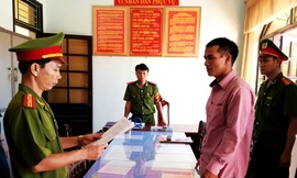 Cơ quan CSĐT Công an Quảng Nam đọc lệnh bắt tạm giam Phó Chủ tịch xã Chơ Chun – ông Zơ Râm Pết vào ngày 2/7/2013. Ảnh: Dân trí