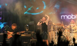 Khán giả nhiệt tình cổ vũ Andromeda dù không thể hát theo. Ảnh: N.M.Hà