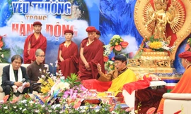 Đức Pháp Vương giao lưu tại Văn Miếu Quốc Tử Giám. Ảnh: N.M.Hà