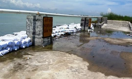 Đập tràn hồ xỉ thải nơi bờ bao cát bị phá dỡ