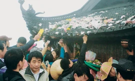 Tiền lẻ tràn cả lên nóc mái chùa Đồng - Yên Tử - Quảng Ninh. Ảnh: Hồng Vĩnh