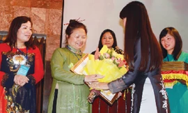 Chị Loos Nguyễn Thị Hoài Thu được nhận Bằng Khen của Hội Liên hiệp Phụ nữ Việt Nam tháng 11/2013 tại Hà Nội. Ảnh: Bích Ngọc