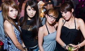 Ở quán bar thường xuất hiện những cô gái sành điệu. (Ảnh minh họa).