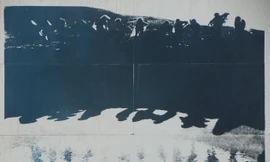 Bức ảnh in trên sứ các cô gái TNXP Ngã Ba Đồng Lộc của Văn Sắc 