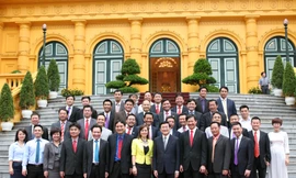 Chủ tịch nước Trương Tấn Sang chụp ảnh với các doanh nhân trẻ tiêu biểu. Ảnh: Như Ý