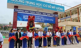 Lãnh đạo ACB và Sở GD&ĐT tỉnh Tiền Giang cắt băng khánh thành trường THCS Mỹ Lương