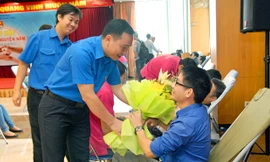 Thường trực Đoàn khối Doanh nghiệp T.Ư tặng hoa động viên đoàn viên hiến máu tình nguyện. ảnh: Dương liên