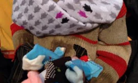 Em bé vùng cao nhận quà chương trình “Tất 1 chiếc”