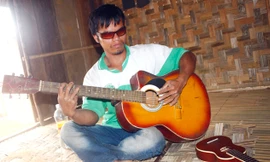 Blúp Âu say sưa đàn hát những khi rảnh rỗi