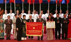 Chủ tịch nước Trương Tấn Sang trao tặng danh hiệu Anh hùng lực lượng vũ trang nhân dân cho Đoàn Thanh niên Cộng sản Hồ Chí Minh Thành phố Hà Nội tối 7/8. Ảnh: Viết Thành