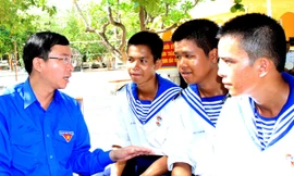 Bí thư T.Ư Đoàn Đặng Quốc Toàn trò chuyện với các chiến sỹ ở Trường Sa