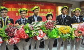 Chào đón đội tuyển quốc gia IMO 2014 của Việt Nam trở về từ Nam Phi ở sân bay Nội Bài trưa 14/7 (Phạm Tuấn Huy thứ 2, từ trái sang). Ảnh: Vĩnh Tường