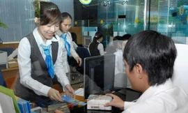 Khách háng đang làm thủ tục giao dịch vay tiền. Ảnh: Ngọc Châu