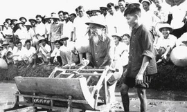 Bác đang cùng bà con nông dân thử nghiệm máy cấy mới ở ngoại thành Hà Nội năm 1961. Ảnh: Tư liệu