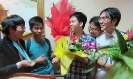 Các bạn trẻ chia vui với thí sinh giành huy chương Vàng Olympic Vật lý Ảnh: Nguyễn Hà