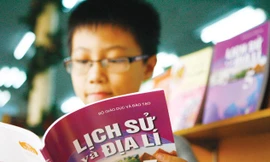 Bộ trưởng Phạm Vũ Luận cho rằng, con số 34 nghìn tỷ đồng đổi mới chương trình SGK chỉ là lỗi kỹ thuật, không phải vẽ ra để tiêu tiền. Ảnh: hồng vĩnh