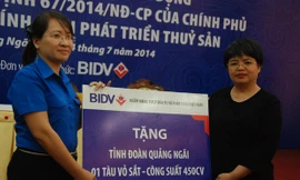 BIDV trao tặng 5 tỷ đồng (đóng tàu vỏ thép) cho Tỉnh Đoàn Quảng Ngãi