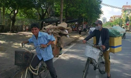 Nụ cười trên khuôn mặt thành viên Nhóm Ve chai sau một buổi thu nhặt thành công. Ảnh: Quang Lộc