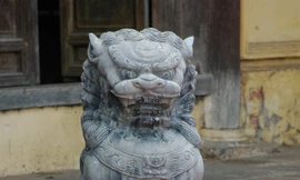 Sư tử đá, hiện vật lạ khác sẽ sớm được đưa ra khỏi di tích. Ảnh: Hoài Nam 