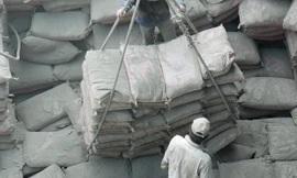 Xi măng trong nước ế ẩm, xuất khẩu giá rẻ. Ảnh: ngọc châu