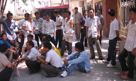 Người lao động tụ tập đòi nợ tại một Cty XKLĐ ở Hà Nội. Ảnh: Phong Cầm 