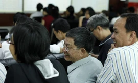  Nhà đầu tư tại sàn chứng khoán Rồng Việt. Ảnh: Như Ý